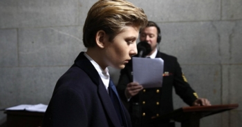 Nữ biên kịch bị đình chỉ vì chế nhạo con trai út ông Trump