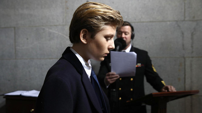 Chỉ v&igrave; tỏ ra mệt mỏi, ch&aacute;n chường trong lễ nhậm chức tổng thống của cha m&agrave; cậu b&eacute; Barron Trump trở th&agrave;nh chủ đề đ&agrave;m tiếu tr&ecirc;n mạng x&atilde; hội.