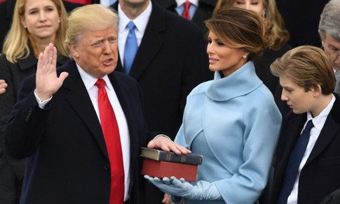 &Ocirc;ng Donald Trump tuy&ecirc;n thệ nhậm chức, tại Điện Capitol ng&agrave;y 20.1, b&ecirc;n cạnh l&agrave; gia đ&igrave;nh &ocirc;ng - AFP