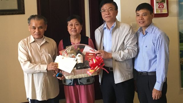 Bộ trưởng L&ecirc; Th&agrave;nh Long thăm v&agrave; ch&uacute;c Tết gia đ&igrave;nh nguy&ecirc;n Bộ trưởng Nguyễn Đ&igrave;nh Lộc.