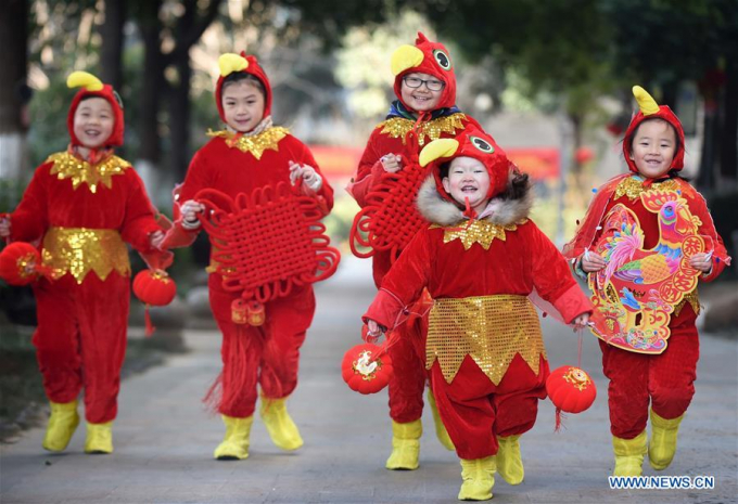 C&aacute;c em nhỏ ở th&agrave;nh phố Hợp Ph&igrave;, tỉnh An Huy, Trung Quốc h&oacute;a th&acirc;n th&agrave;nh những ch&uacute; g&agrave; trống đi tặng qu&agrave; cho những người cao tuổi. (Ảnh: Xinhua)