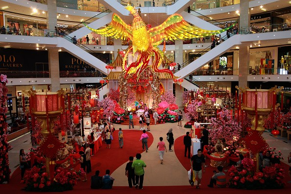 B&ecirc;n trong một khu mua sắm ở Kuala Lumpur, Malaysia những ng&agrave;y gi&aacute;p Tết. (Ảnh:&nbsp;Getty)