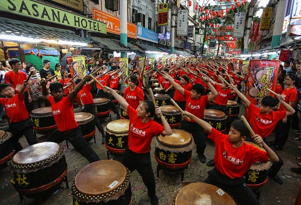 Hơn 180 em học sinh ở Indonesia tham gia m&agrave;n đ&aacute;nh trống ch&agrave;o mừng năm mới ở phố Petaling, thủ đ&ocirc; Kuala Lumpur. (Ảnh: Getty)