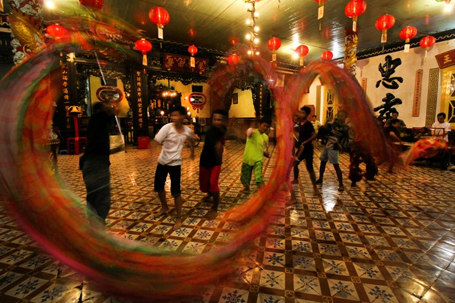 C&aacute;c hoạt động tập m&uacute;a l&acirc;n truyền thống ở Indonesia những ng&agrave;y gi&aacute;p Tết. (Ảnh: Getty)