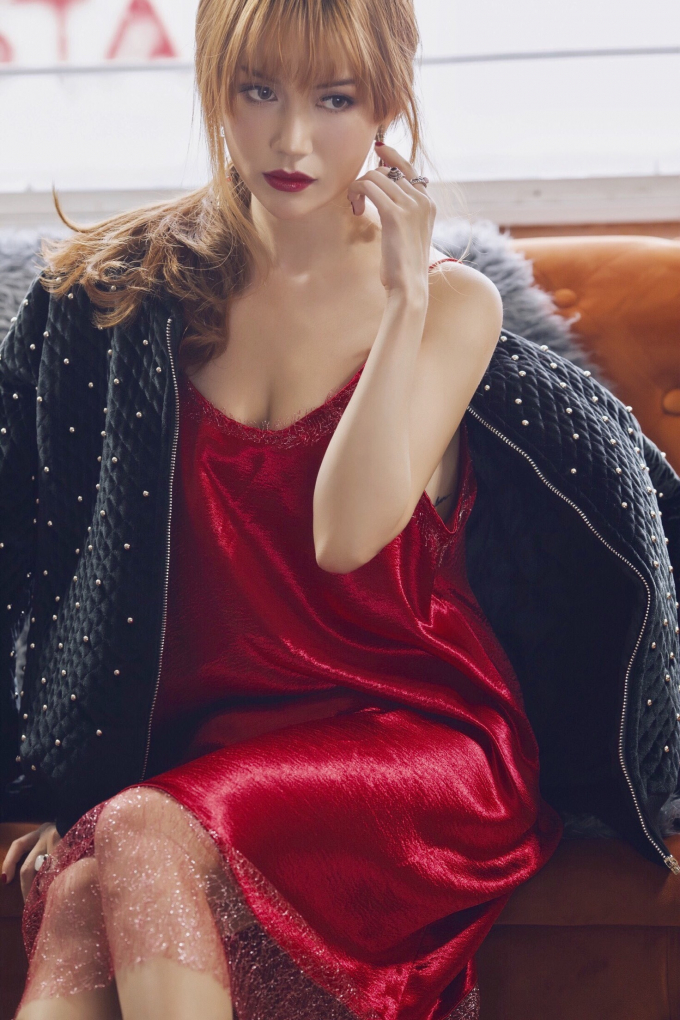 Ca sĩ Si thanh quyến rũ với chiếc đầm đỏ.