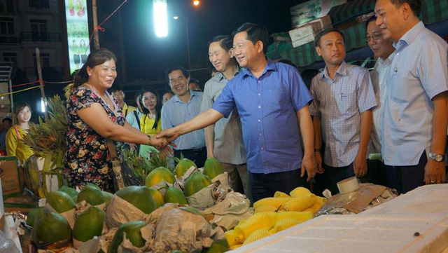 B&iacute; thư Đinh La Thăng hỏi thăm sức khỏe, t&igrave;nh h&igrave;nh bu&ocirc;n b&aacute;n của tiểu thương tại chợ đầu mối n&ocirc;ng sản Thủ Đức.