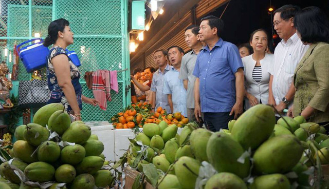 B&iacute; thư Đinh La Thăng hỏi gi&aacute; cả, xuất xứ tr&aacute;i c&acirc;y tại chợ đầu mối n&ocirc;ng sản Thủ Đức.