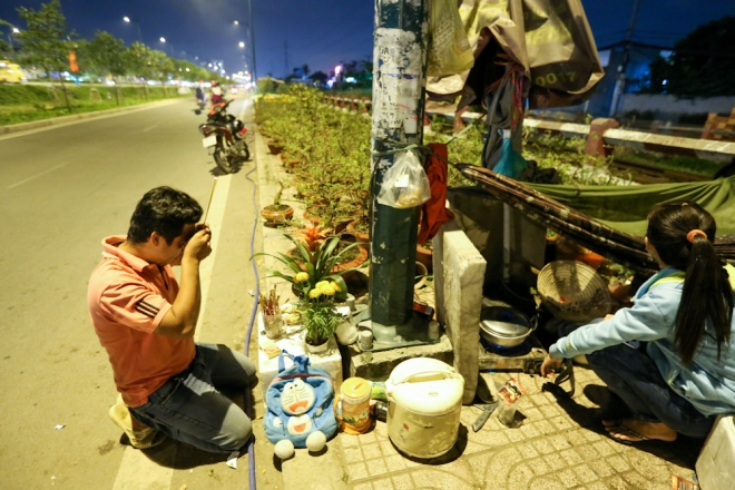 Giữa đ&ecirc;m, anh L&ecirc; Văn Đo&agrave;n (28 tuổi, qu&ecirc; Hậu Giang) thắp nhang mong bu&ocirc;n may b&aacute;n đắt. Nh&oacute;m của anh ngo&agrave;i mang theo chăn m&agrave;n c&ograve;n c&oacute; cả nồi cơm, bếp, nước&hellip; để nấu ăn.