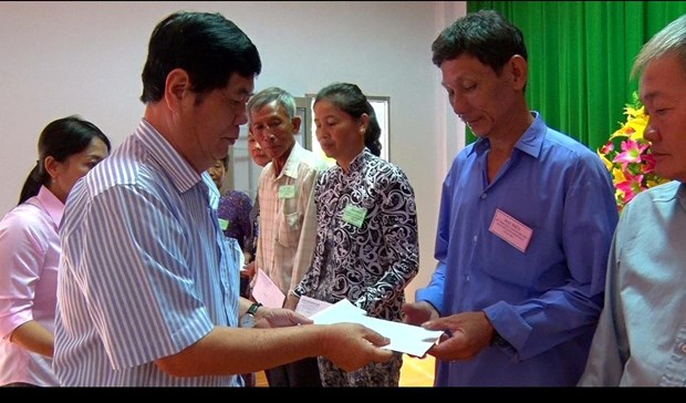 &Ocirc;ng Nguyễn Phong Quang, nguy&ecirc;n Ph&oacute; trưởng Ban Thường trực, Ban Chỉ đạo T&acirc;y Nam bộ &ndash; Chủ tịch Hội Hỗ trợ người ngh&egrave;o T&acirc;y Nam bộ trao qu&agrave; c&aacute;c hộ ngh&egrave;o, gia đ&igrave;nh đ&igrave;nh ch&iacute;nh s&aacute;ch c&oacute; ho&agrave;n cảnh kh&oacute; khăn