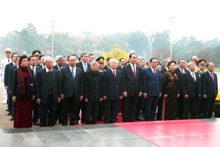 C&aacute;c l&atilde;nh đạo Đảng, Nh&agrave; nước, MTTQ Việt Nam tới đặt v&ograve;ng hoa, v&agrave;o Lăng viếng Chủ tịch Hồ Ch&iacute; Minh. (Ảnh: VGP)