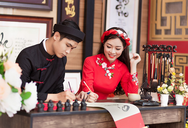 Tại đ&acirc;y, c&ocirc; gặp một &ocirc;ng đồ trẻ c&oacute; t&agrave;i m&uacute;a b&uacute;t thanh tho&aacute;t.