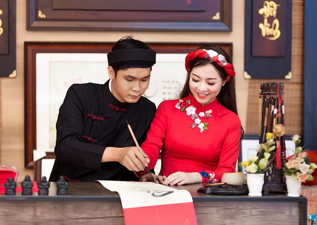 Quan s&aacute;t từng n&eacute;t chữ, Tr&uacute;c rất t&ograve; m&ograve; về nghệ thuật thư ph&aacute;p n&ecirc;n đ&atilde; xin được học hỏi &ocirc;ng đồ trẻ.