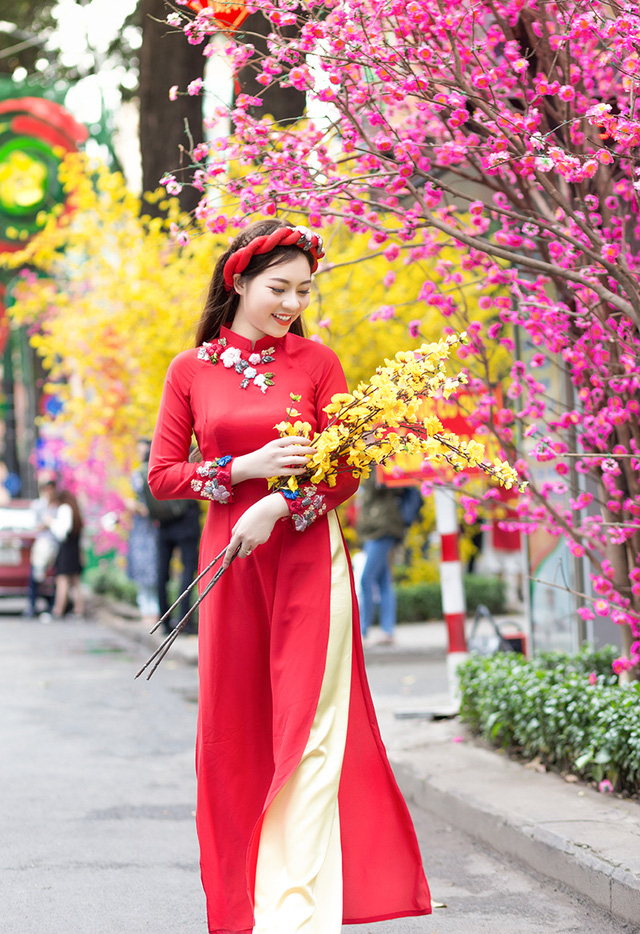 H&igrave;nh ảnh xinh đẹp của c&ocirc; g&aacute;i tuổi 22 tr&ecirc;n phố ng&agrave;y xu&acirc;n.