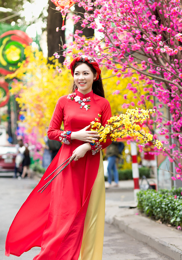 Thiếu nữ S&agrave;i G&ograve;n t&igrave;m hiểu về tục xin chữ đầu xu&acirc;n