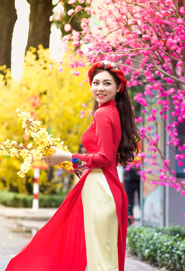 Thiếu nữ S&agrave;i G&ograve;n t&igrave;m hiểu về tục xin chữ đầu xu&acirc;n