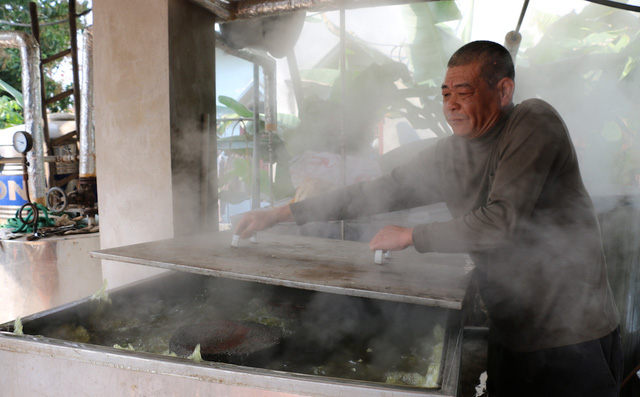 Luộc b&aacute;nh chưng bằng nồi hơi cũng giảm ti&ecirc;u thụ than củi, giảm ảnh hưởng tới m&ocirc;i trường. Phương ph&aacute;p luộc n&agrave;y c&ograve;n c&oacute; ưu điểm l&agrave; l&agrave;m nước s&ocirc;i đều tới cả đ&aacute;y nồi, do vậy, kh&ocirc;ng cần phải l&oacute;t cuộng l&aacute;, b&aacute;nh cũng kh&ocirc;ng lo bị ch&aacute;y, kh&ecirc;.