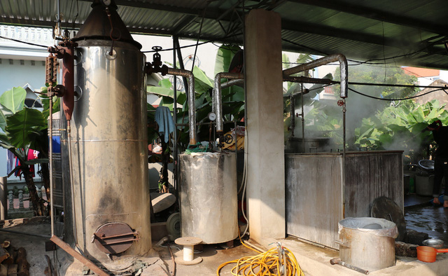 &nbsp;Hệ thống nồi hơi được d&ugrave;ng để luộc b&aacute;nh chưng của người d&acirc;n l&agrave;ng Tranh Kh&uacute;c (x&atilde; Duy&ecirc;n H&agrave;, Thanh Tr&igrave;, H&agrave; Nội). Với một nồi hơi cao hơn 3 m&eacute;t, hơi n&oacute;ng được dẫn qua ống tới đ&aacute;y nồi b&aacute;nh, khiến trong l&ograve;ng nồi c&oacute; sức n&oacute;ng đặc biệt, vừa s&acirc;u, vừa đều. C&ocirc;ng nghệ n&agrave;y gi&uacute;p giảm thời gian luộc b&aacute;nh từ hơn 10 tiếng xuống c&ograve;n 7 tiếng đồng.