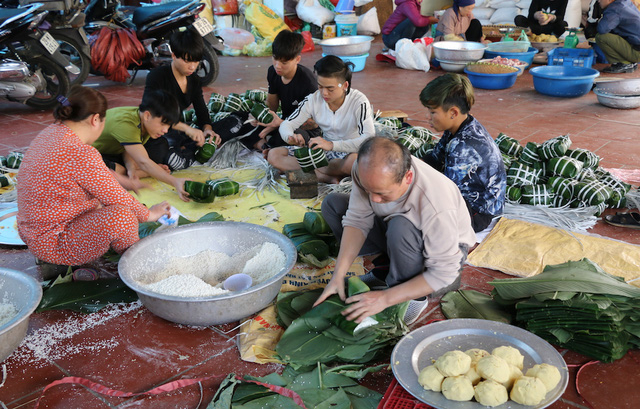 L&agrave;ng Tranh Kh&uacute;c quanh năm l&agrave;m b&aacute;nh chưng cung cấp cho cả H&agrave; Nội. V&agrave;o những ng&agrave;y gi&aacute;p Tết, mỗi gia đ&igrave;nh l&agrave;m b&aacute;nh chưng ở Thanh Kh&uacute;c cần từ 10 - 25 người phục vụ g&oacute;i b&aacute;nh v&agrave; l&agrave;m c&aacute;c c&ocirc;ng đoạn chuẩn bị. Trong ảnh l&agrave; cảnh gia đ&igrave;nh &ocirc;ng Nguyễn Văn Điệp đang tất bật ho&agrave;n thiện những đơn h&agrave;ng c&oacute; số lượng lớn. &Ocirc;ng Điệp cho biết v&agrave;o những cao điểm gia đ&igrave;nh &ocirc;ng xuất cả ngh&igrave;n b&aacute;nh đi khắp mọi nơi.