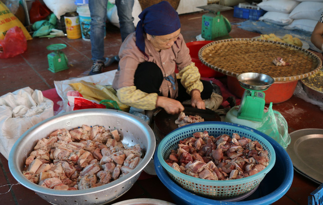 B&agrave; Tĩnh, tuy kh&ocirc;ng phải người l&agrave;ng Tranh Kh&uacute;c nhưng 20 năm năm nay cứ tết đến b&agrave; lại khăn g&oacute;i l&ecirc;n nh&agrave; con g&aacute;i để phụ con l&agrave;m b&aacute;nh. C&ocirc;ng việc của b&agrave; chuy&ecirc;n chỉ ngồi th&aacute;i thịt l&agrave;m nh&acirc;n. Mỗi chiếc b&aacute;nh sẽ c&oacute; khoảng từ 1,5 đến 2 lạng thịt lợn ba chỉ. Mặc d&ugrave; đ&atilde; gần 80 tuổi nhưng b&agrave; th&aacute;i thịt vẫn nhanh thoăn thoắt.