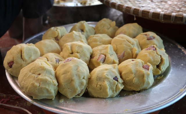 Việc g&oacute;i b&aacute;nh được chia l&agrave;m nhiều c&ocirc;ng đoạn. C&ocirc;ng đoạn l&agrave;m nh&acirc;n b&aacute;nh bao gồm nấu đỗ xanh, xay nhuyễn rồi nặn th&agrave;nh từng nắm b&ecirc;n trong chứa thịt. Một nh&acirc;n b&aacute;nh c&oacute; khoảng 2 lạng đỗ xanh. Đỗ xanh được nấu ch&iacute;n, xay nhuyễn gi&uacute;p b&aacute;nh nhanh ch&iacute;n v&agrave; dẻo hơn.