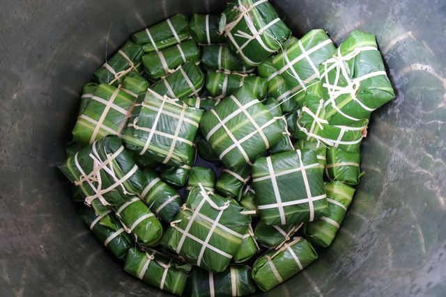 B&aacute;nh chưng được cho v&agrave;o nồi lớn, luộc từ 8-10 giờ.