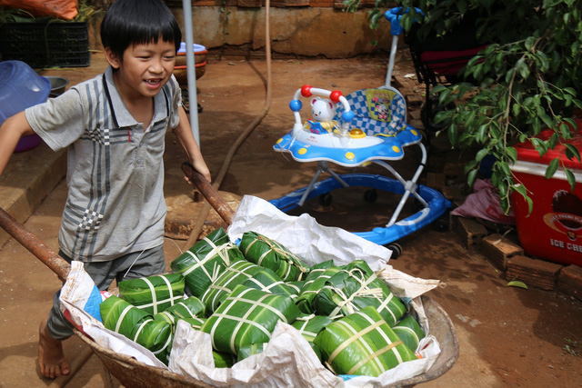Từ người lớn đến trẻ nhỏ đều được huy động để g&oacute;i b&aacute;nh chưng phục vụ Tết.