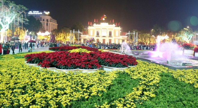 Nhiều người d&acirc;n địa phương v&agrave; du kh&aacute;ch đến Hải Ph&ograve;ng dịp Tết Đinh Dậu cảm thấy th&iacute;ch th&uacute; khi Nh&agrave; h&aacute;t lớn, quảng trường..., v&agrave; nhiều tuyến phố trở n&ecirc;n rực rỡ sắc m&agrave;u dưới &aacute;nh đ&egrave;n trang tr&iacute;, đ&egrave;n cao &aacute;p.