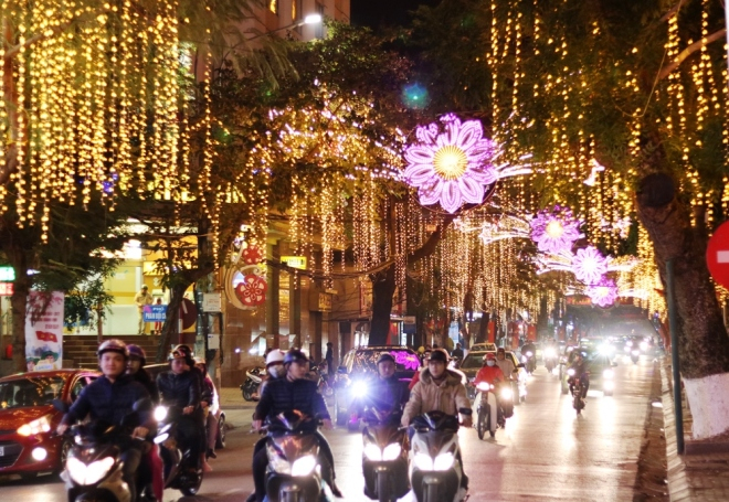 Xuất ph&aacute;t từ ph&iacute;a Cảng dọc theo c&aacute;c tuyến phố: Trần Hưng Đạo, Quang Trung, Trần Ph&uacute;, Nguyễn Đức Cảnh..., l&agrave; dải trung t&acirc;m lung linh &aacute;nh đ&egrave;n đem lại kh&ocirc;ng gian xu&acirc;n ngập tr&agrave;n sắc m&agrave;u.