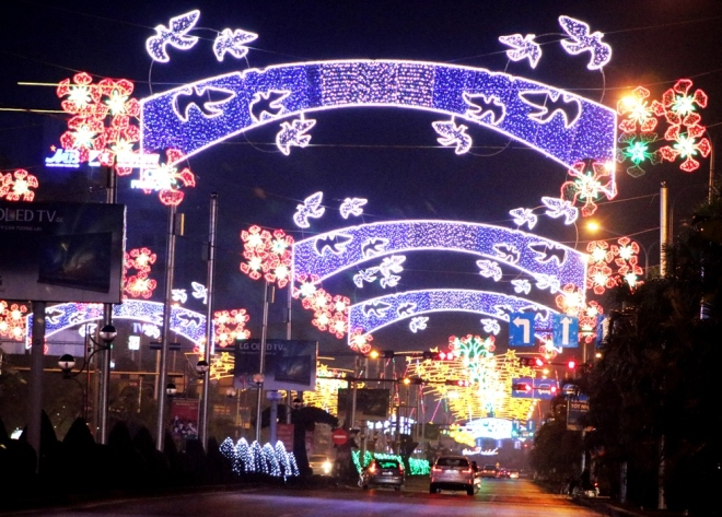 Với chiều d&agrave;i gần 5 km, điểm đầu từ Ng&atilde; S&aacute;u mới v&agrave; điểm cuối l&agrave; S&acirc;n bay quốc tế C&aacute;t Bi, đường L&ecirc; Hồng Phong được trang tr&iacute; với h&igrave;nh ảnh thể hiện một th&agrave;nh phố v&igrave; h&ograve;a b&igrave;nh, năng động v&agrave; ph&aacute;t triển; chim bồ c&acirc;u bay tr&ecirc;n nền trời xanh, hai b&ecirc;n l&agrave; hoa phượng, hoa hướng dương...