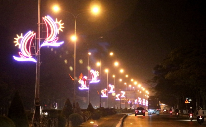 Đ&egrave;n nghệ thuật tr&ecirc;n đường Phạm Văn Đồng (hay c&ograve;n gọi l&agrave; đường 353) đi khu du lịch Đồ Sơn d&agrave;i gần 20 km qua 2 quận Dương Kinh, Đồ Sơn được c&aacute;ch điệu bằng c&aacute;c h&igrave;nh ảnh: Thuyền buồm, c&aacute;nh s&oacute;ng biển v&agrave; mặt trời; c&aacute;nh chim hải &acirc;u, hoa phượng...