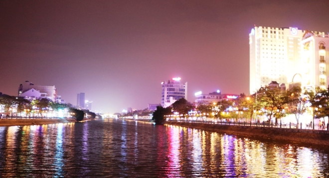 Sau khi được cải tạo, chỉnh trang, hồ Tam Bạc nằm trong dải vườn hoa trung t&acirc;m th&agrave;nh phố trở n&ecirc;n đẹp v&agrave; lung linh hơn.