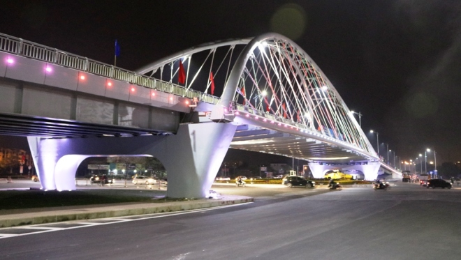 Cầu vượt tại n&uacute;t giao L&ecirc; Hồng Phong v&agrave; Nguyễn Bỉnh Khi&ecirc;m cũng được gắn đ&egrave;n m&agrave;u.