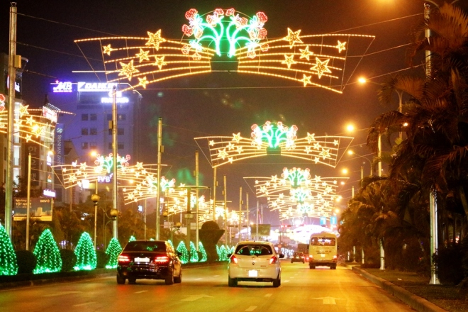 &Ocirc;ng Phạm Lịch, người d&acirc;n đến từ quận Ng&ocirc; Quyền, thể hiện sự h&agrave;i l&ograve;ng về c&aacute;ch trang tr&iacute; của th&agrave;nh phố. &Ocirc;ng n&oacute;i đ&egrave;n m&agrave;u đem lại cảm gi&aacute;c vui tươi cho năm mới.