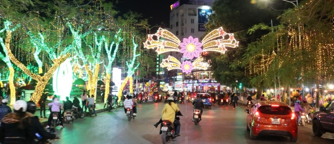 &Ocirc;ng Nguyễn Xu&acirc;n B&igrave;nh, Ph&oacute; chủ tịch UBND TP Hải Ph&ograve;ng cho biết, trong qu&aacute; tr&igrave;nh kiểm tra c&aacute;c tuyến đường, tuyến phố trung t&acirc;m trang tr&iacute; bằng đ&egrave;n chiếu s&aacute;ng v&agrave; hoa c&acirc;y cảnh, l&atilde;nh đạo th&agrave;nh phố đ&atilde; tiếp nhận được nhiều &yacute; kiến của nh&acirc;n d&acirc;n. Nh&igrave;n chung, người d&acirc;n h&agrave;o hứng, đồng t&igrave;nh với c&aacute;ch trang tr&iacute; đ&egrave;n v&agrave; hoa năm nay.&nbsp;