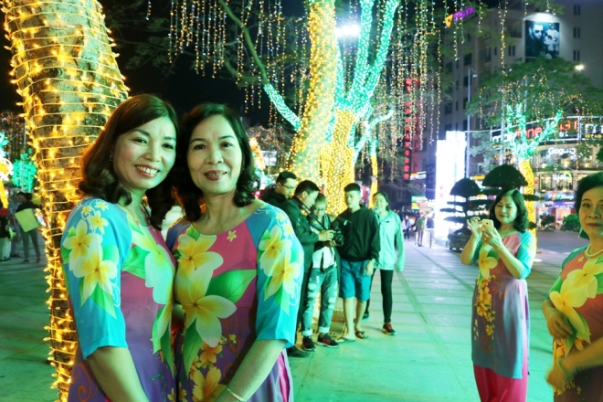 Nhiều du kh&aacute;ch chia sẻ ấn tượng mạnh với kh&ocirc;ng gian rực rỡ sắc m&agrave;u của đ&egrave;n trang tr&iacute; ở dải trung t&acirc;m th&agrave;nh phố.