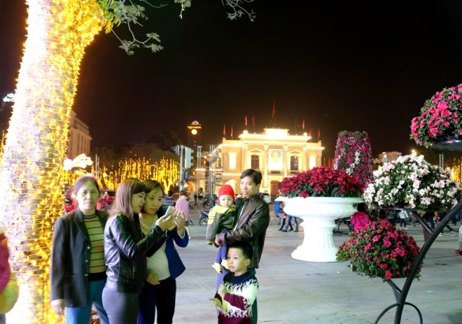 Một gia đ&igrave;nh 3 thế hệ người Hải Ph&ograve;ng đi ngắm cảnh th&agrave;nh phố v&agrave;o ban đ&ecirc;m.&nbsp;