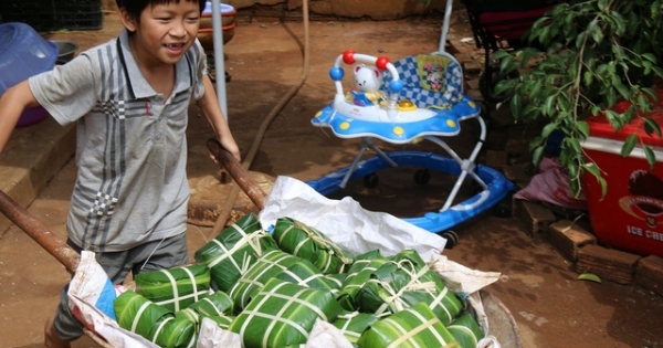 Đắk Nông: Kiếm trăm triệu nhờ gói 10.000 chiếc bánh chưng dịp Tết