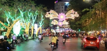 Đường phố Hải Phòng rực rỡ đèn màu đón Tết
