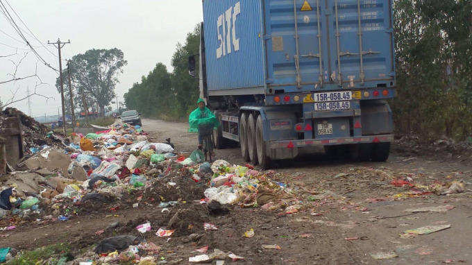 R&aacute;c tr&agrave;n xuống l&ograve;ng đường l&agrave;m