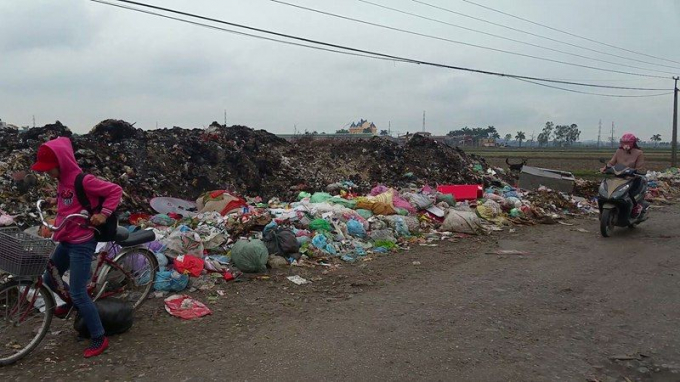 Học sinh đi học qua đoạn đường n&agrave;y thường bị đổ xe do r&aacute;c.