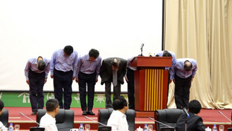 Ban l&atilde;nh đạo Formosa c&uacute;i đầu xin lỗi người d&acirc;n v&agrave; Ch&iacute;nh phủ Việt Nam