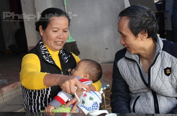 Người vợ đ&atilde; kh&ocirc;ng ngại gian kh&oacute;, ng&agrave;y ng&agrave;y th&aacute;ng th&aacute;ng đi k&ecirc;u oan cho chồng. V&agrave; giờ đ&acirc;y b&agrave; đ&atilde; c&oacute; thể vui mừng v&igrave; chồng được tự do.