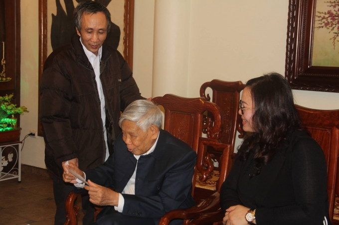 Kỳ 2: Xu&acirc;n sang &ldquo;g&otilde; cửa&rdquo;, đ&oacute;n Tết đo&agrave;n vi&ecirc;n c&ugrave;ng gia đ&igrave;nh &ocirc;ng H&agrave;n Đức Long