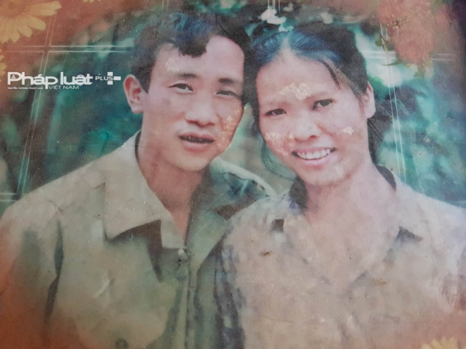 Ảnh hai vợ chồng &ocirc;ng H&agrave;n Đức Long b&agrave; Mai chụp năm 1995. Ảnh Quốc Đ&ocirc;.