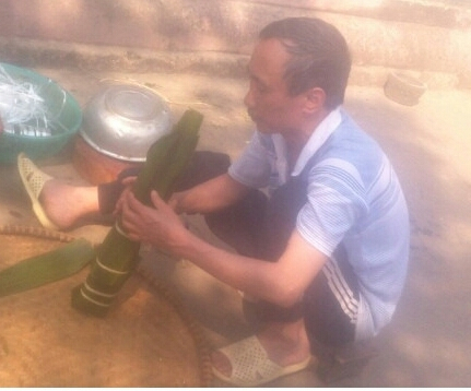 &Ocirc;ng H&agrave;n Đức Long đang g&oacute;i b&aacute;nh chưng chuẩn bị đ&oacute;n Tết.