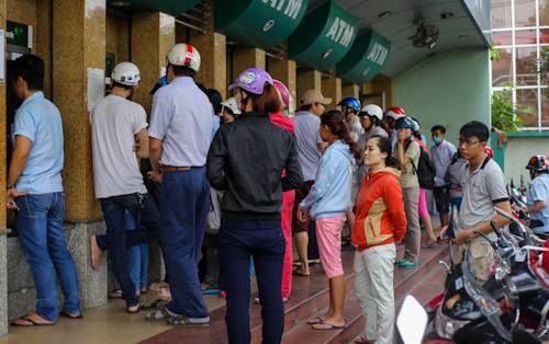 Tại c&aacute;c khu c&ocirc;ng nghiệp Linh Xu&acirc;n (quận Thủ Đức), khu chế xuất T&acirc;n Thuận (quận 7), h&agrave;ng trăm c&ocirc;ng nh&acirc;n xếp h&agrave;ng d&agrave;i trước trụ ATM để t&uacute;t tiền về Tết.