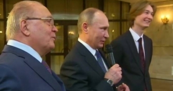 Clip: Tổng thống Putin trổ tài ca hát cùng sinh viên Nga