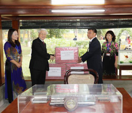 Tổng B&iacute; thư Nguyễn Ph&uacute; Trọng tặng qu&agrave; cho c&aacute;n bộ, nh&acirc;n vi&ecirc;n Khu Di t&iacute;ch Chủ tịch Hồ Ch&iacute; Minh ở Phủ Chủ tịch. Ảnh : Tr&iacute; Dũng/TTXVN