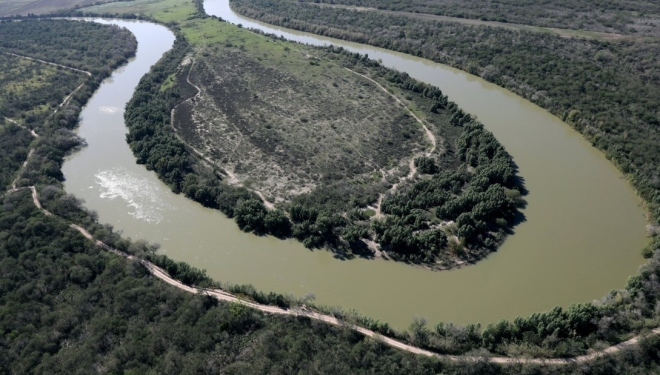 D&ograve;ng s&ocirc;ng Rio Grande chạy dọc một phần bi&ecirc;n giới Mỹ - Mexico, gần McAllen, Texas.&nbsp;