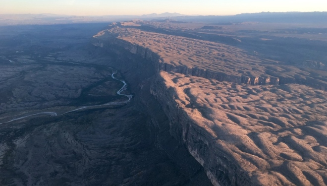 Những ngọn n&uacute;i, vực s&acirc;u v&agrave; hoang mạc tạo n&ecirc;n cảnh tượng h&ugrave;ng vĩ tại v&ugrave;ng Big Bend, ph&iacute;a t&acirc;y bi&ecirc;n giới Texas - Mexico. Độ cao của khu vực n&agrave;y dao động từ 550 m đến 2.400 m.